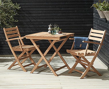 Αναδιπλούμενες, ξύλινες καρέκλες κήπου και μπιστρό τραπέζι κήπου