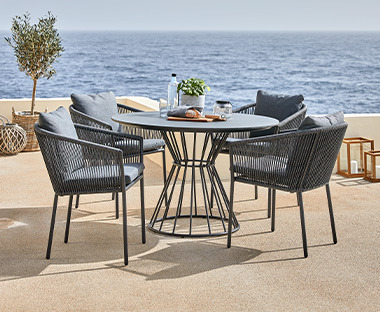 Τραπέζι εξωτερικού χώρου στρογγυλό από ίνες τσιμέντου και ατσάλι σε γκρι χρώμα και καρέκλες κήπου
