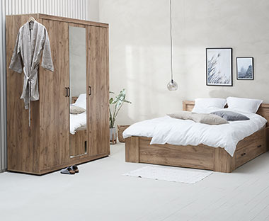 Υπνοδωμάτιο με κρεβάτι και τρίφυλλη ντουλάπα με καθρέφτη