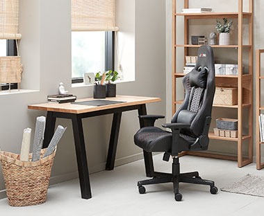 Γραφείο με επιφάνεια σε χρώμα δρυ και μαύρα πόδια με καρέκλα γραφείου gaming