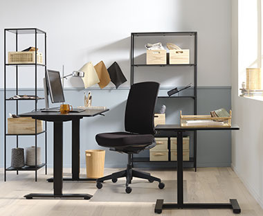 Γραφείο με ρυθμιζόμενο ύψος, καρέκλα γραφείου, βιβλιοθήκες και βοηθητικό τραπέζι