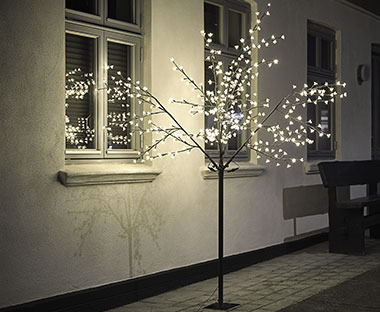 Χριστουγεννιάτικο δέντρο με λαμπάκια εξωτερικού χώρου