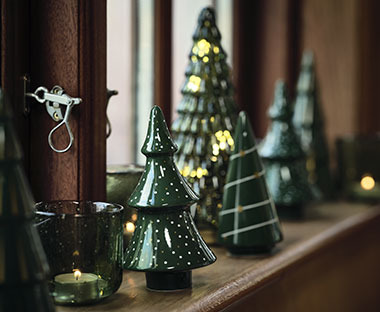 Διακοσμητικά χριστουγεννιάτικα δεντράκια από δολομίτη στο περβάζι παραθύρου