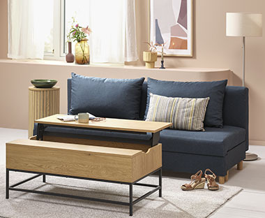 Καναπές κρεβάτι σε μπλε χρώμα και τραπεζάκι σαλονιού με σερβιτόρο