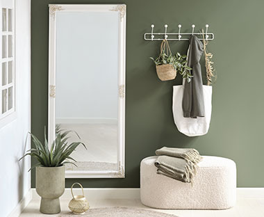 Ολόσωμος καθρέφτης με λευκή κορνίζα, πουφ σε υπόλευκο χρώμα και κρεμάστρα ρούχων τοίχου