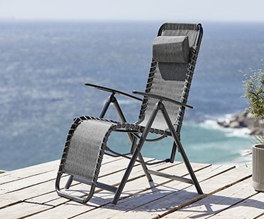Καρέκλα relax σε γκρι χρώμα με φόντο τη θάλασσα