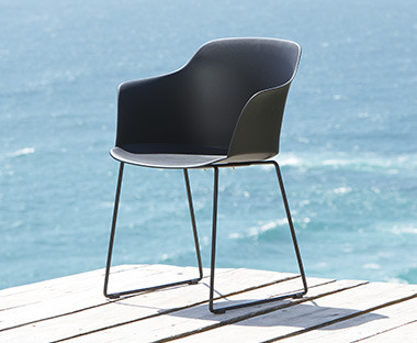Πλαστική καρέκλα κήπου με μεταλλικά πόδια σε μαύρο χρώμα