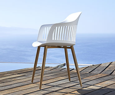 Πλαστική καρέκλα κήπου σε λευκό χρώμα