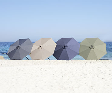 Ομπρέλες παραλίας σε διάφορα χρώματα