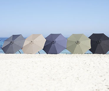 Ομπρέλες ήλιου σε θάλασσα