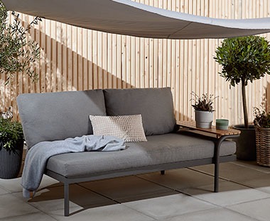 Καναπές κρεβάτι σαλονιού κήπου με ενσωματωμένο τραπεζάκι
