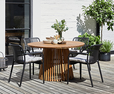 Στρογγυλό τραπέζι εξωτερικού χώρου από σκληρό ξύλο με 4 καρέκλες κήπου