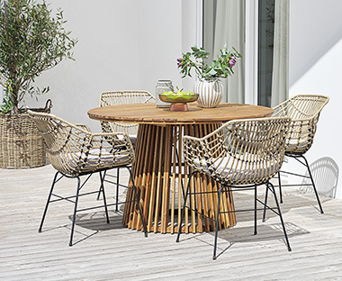 Στρογγυλό τραπέζι κήπου με καρέκλες κήπου σε βεράντα