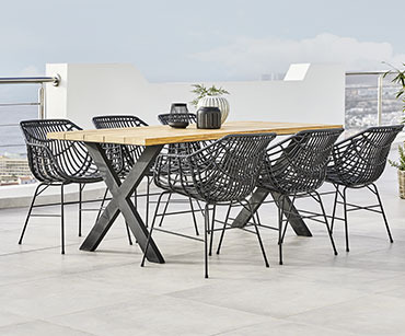 Μακρύ τραπέζι κήπου από μασίφ τικ με 6 καρέκλες κήπου σε μπαλκόνι