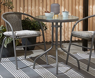 Μπιστρό τραπέζι κήπου με θερμικό γυαλί και καρέκλες κήπου σε αίθριο