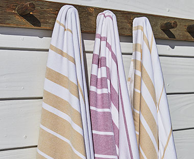 Πετσέτες παραλίας σε διάφορα σχέδια