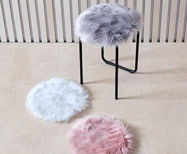 Στρογγυλά μαξιλάρια καρέκλας απομίμηση γούνας, σε γκρι, λευκό και ροζ χρώμα