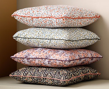 Φλοράλ διακοσμητικά μαξιλάρια σε διάφορα μοτίβα και χρώματα