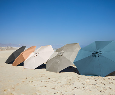 Ομπρέλες ηλίου σε διάφορα χρώματα σε παραλία