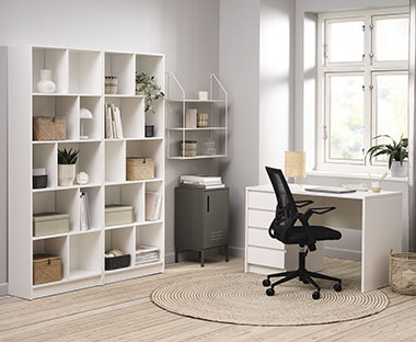 Βιβλιοθήκες και γραφείο σε λευκό χρώμα και καρέκλα γραφείου σε μαύρο χρώμα