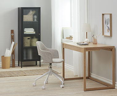 Καρέκλα γραφείου με γκρι επένδυση και γραφείο σε φυσικό χρώμα ξύλου