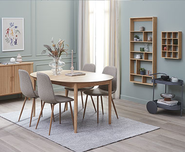 Οβάλ τραπέζι με καρέκλες τραπεζαρίας, μπουφές και ράφια τοίχου σε σαλόνι