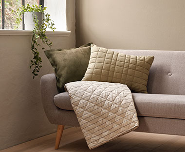 Διακοσμητικά μαξιλάρια & κάλυμμα κρεβατιού πάνω σε καναπέ