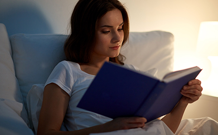 5 λόγοι γιατί πρέπει να διαβάζετε ένα βιβλίο πριν κοιμηθείτε