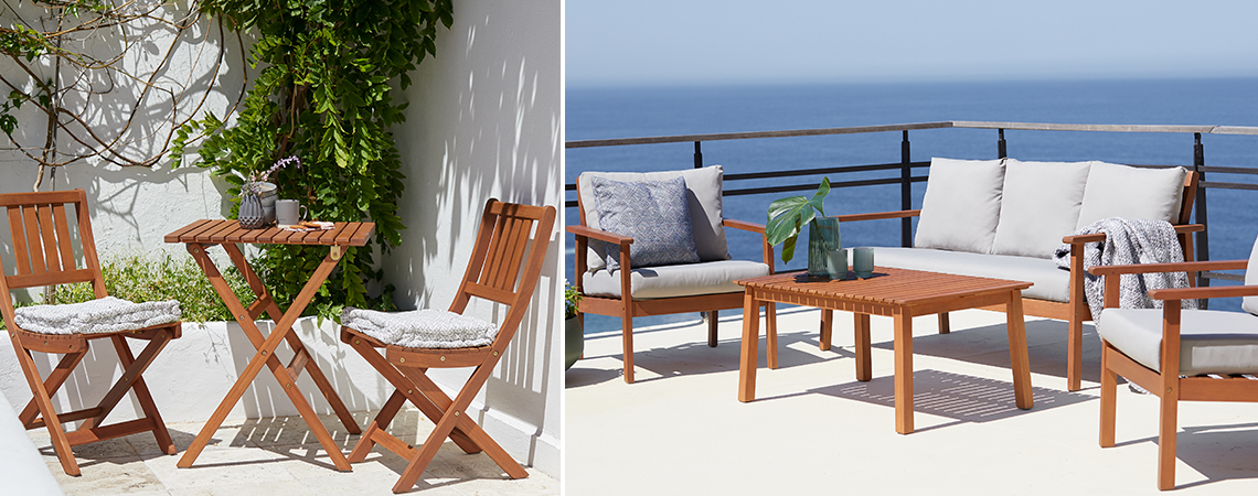 Ξύλινο μπιστρό σετ κήπου με τραπέζι και 2 καρέκλες σε αίθριο και σαλόνι κήπου από ξύλο σε μπαλκόνι με θέα τον ωκεανό