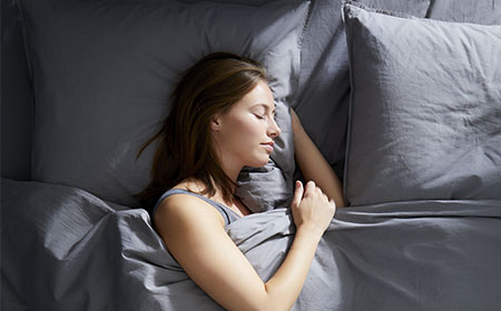 Πώς να κοιμηθείτε καλύτερα όταν έχει ζέστη