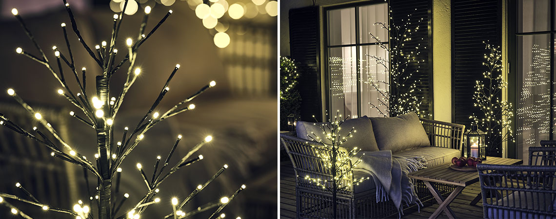 Χριστουγεννιάτικα δέντρα με φωτάκια εξωτερικού χώρου σε αίθριο με σαλόνι κήπου