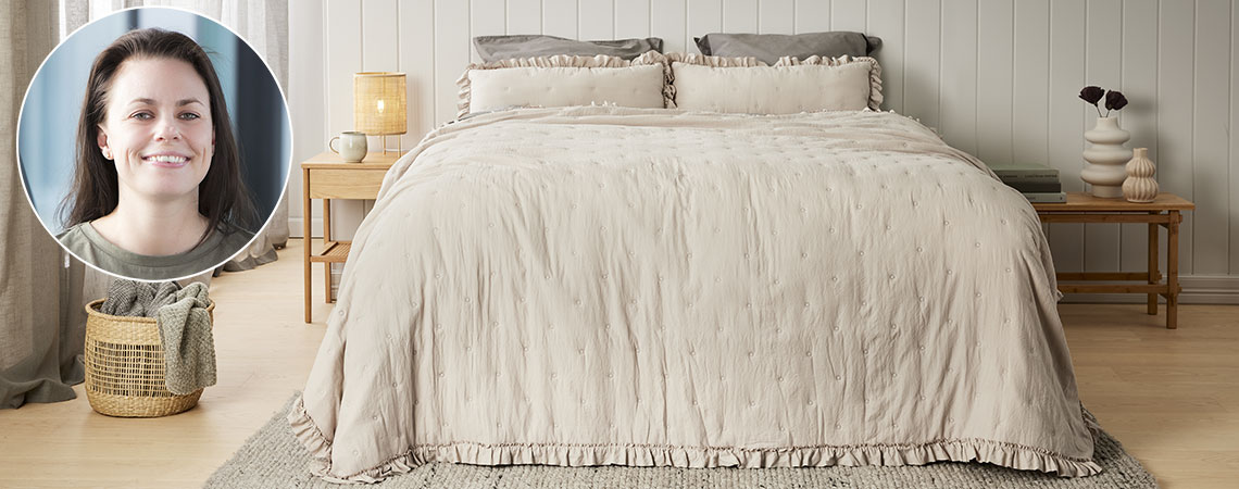 Κρεβάτι με μπεζ κουβερλί και σετ μαξιλάρια πλάτης και ένθετη φωτογραφία της Sara Højgaard Rasmussen