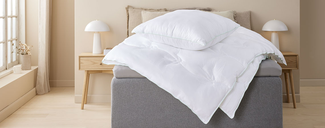 Πάπλωμα και μαξιλάρι με κάλυμμα από βισκόζη από μπαμπού πάνω σε κρεβάτι
