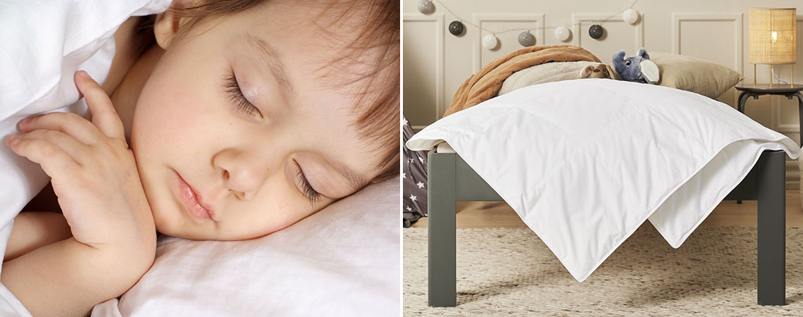 Παιδί που κοιμάται και παιδικό δωμάτιο με κρεβάτι και παιδικό πάπλωμα