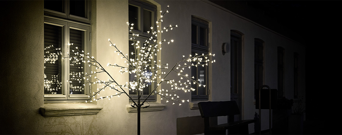 Χριστουγεννιάτικο δέντρο με LED λαμπάκια σε εξωτερικό χώρο
