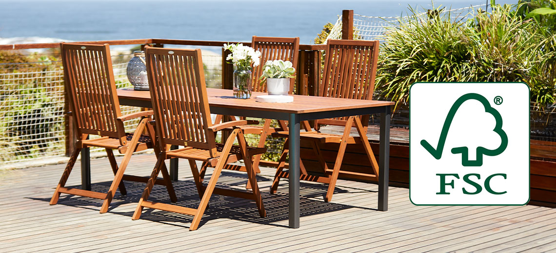 FSC πιστοποιημένα ξύλινα έπιπλα κήπου, όπως τραπέζι κήπου και καρέκλες κήπου με το logo FSC