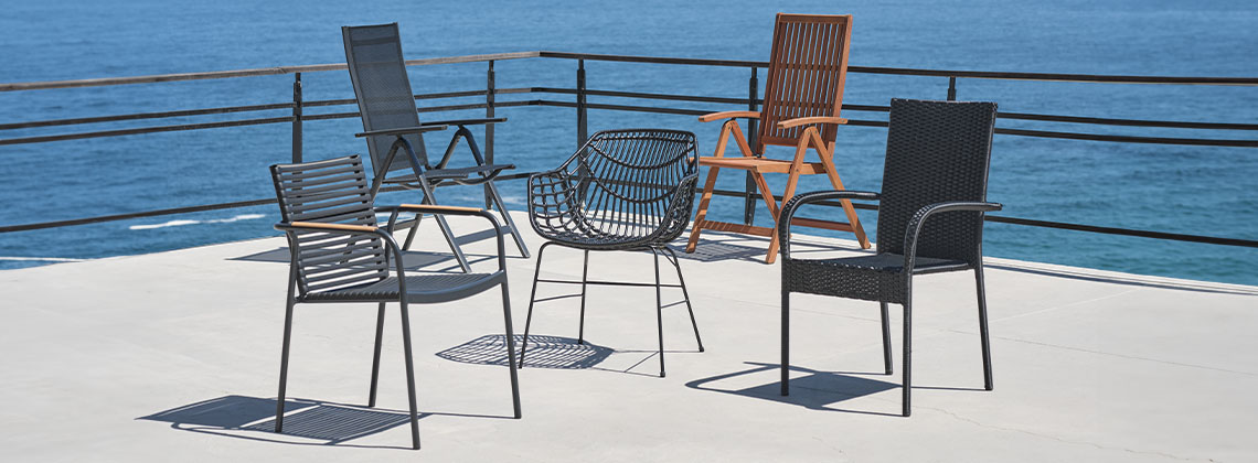 5 διαφορετικές καρέκλες κήπου σε βεράντα με θέα τη θάλασσα