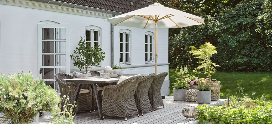 Ομπρέλα κήπου σε αίθριο με τραπέζι κήπου και καρέκλες κήπου