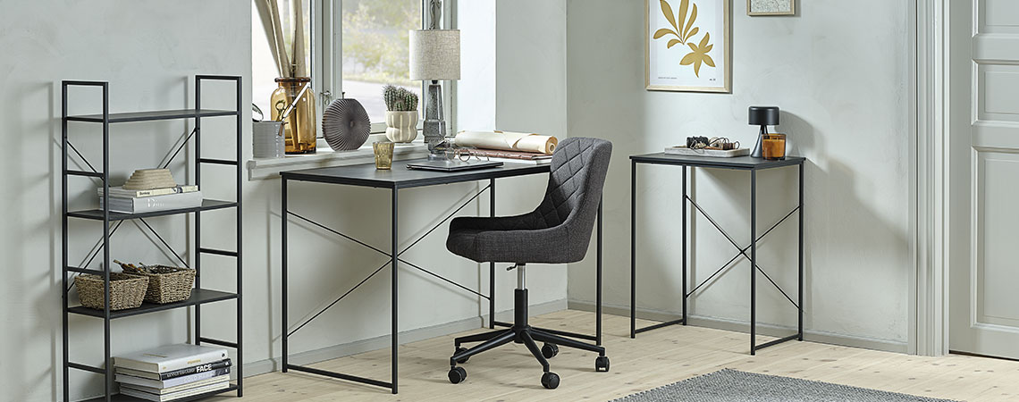 Mια καρέκλα γραφείου με χαμηλή πλάτη σε ένα home office