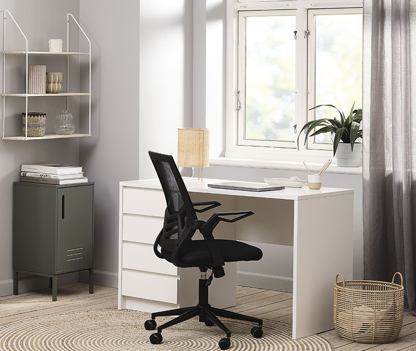 Λευκό γραφείο με συρτάρια και καρέκλα γραφείου σε υπνοδωμάτιο
