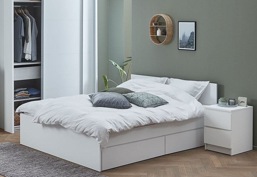 Λευκό κρεβάτι με συρτάρια και λευκό κομδίνο με συρτάρια