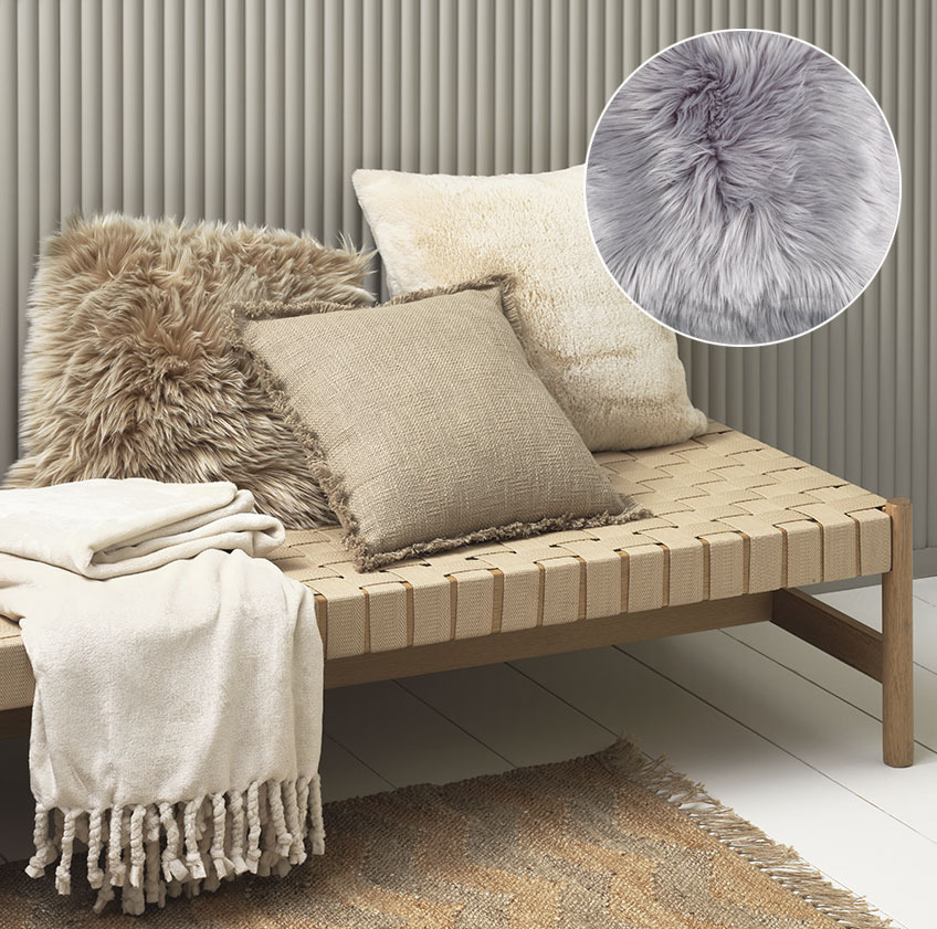 Κρεβάτι καναπές με φλις ριχτάρι και διακοσμητικά μαξιλάρια απομίμηση γούνας