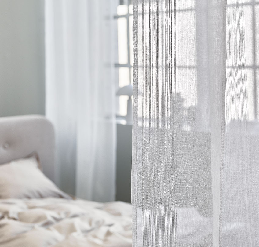 Λευκές κυρτίνες ως διαχωριστικά ανάμεσα σε υπνοδωμάτιο και σαλόνιαλόνι