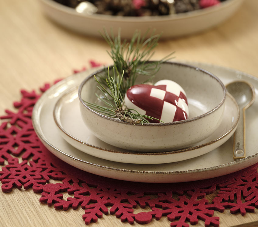 Κόκκινο σουπλά με πιάτα, μπολ και χριστουγεννιάτικα στολίδια