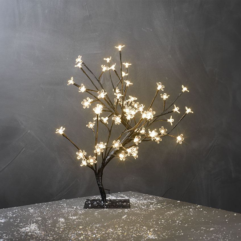 Μικρό δέντρο με LED λαμπάκια μέρος της χριστουγεννιάτικης διακόσμησης