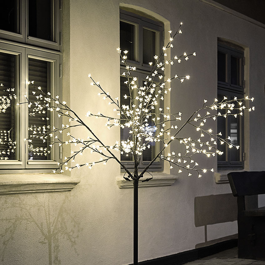 Μεγάλο χριστουγεννιάτικο δέντρο με LED φωτάκια