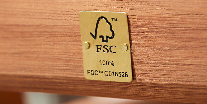 Μεταλλική πλάκα με λογότυπο FSC σε έπιπλα από σκληρό ξύλο