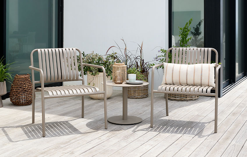 Lounge καρέκλες κήπου και τραπεζάκι κατασκευασμένα από αλουμίνιο και ατσάλι