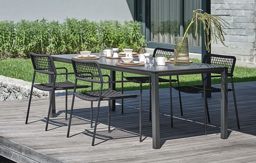 Τραπέζι εξωτερικού χώρου με επιφάνεια από συνθετικό ξύλο και καρέκλες κήπου