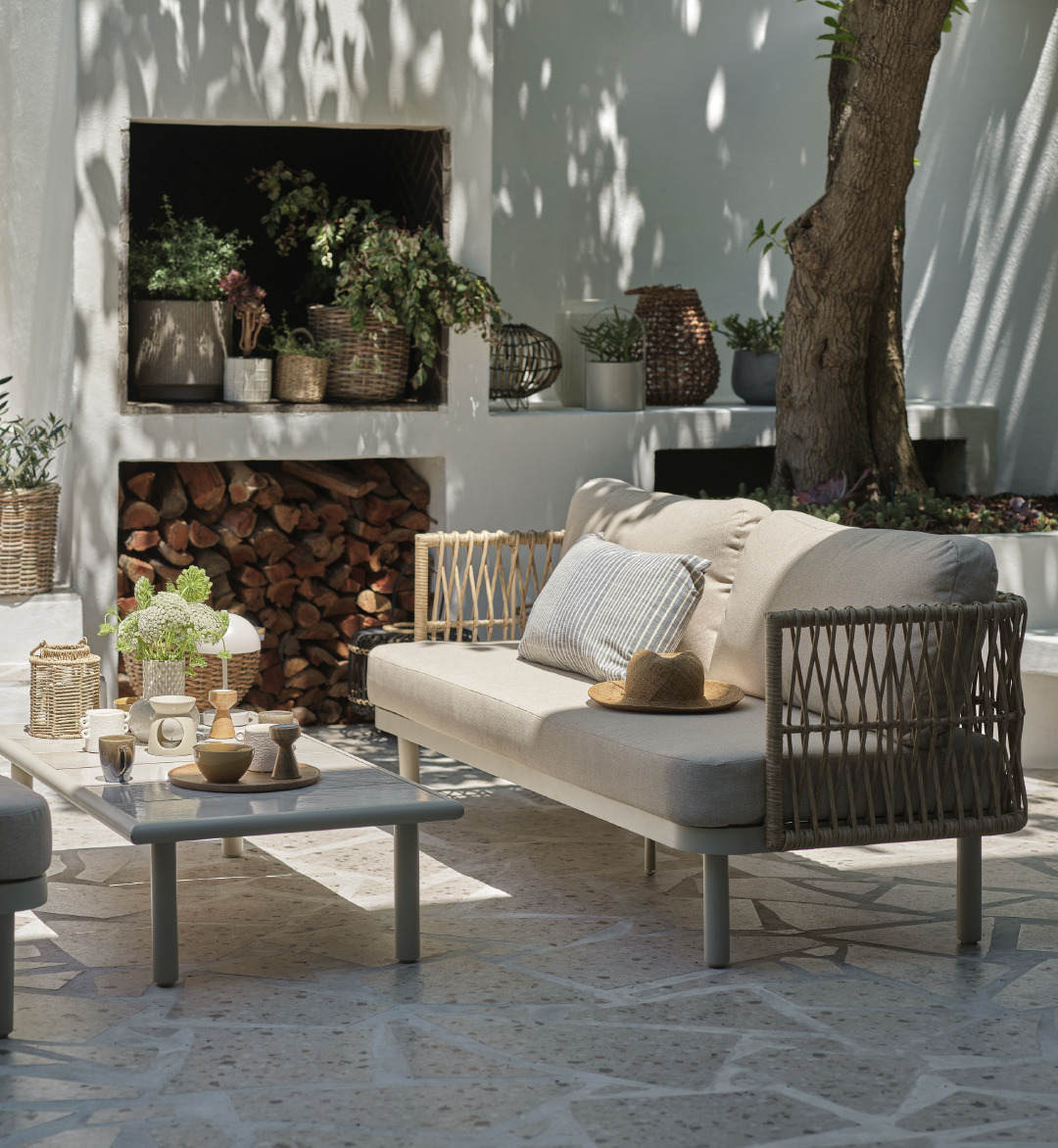 Σαλόνι κήπου με καναπέ σε μπεζ απόχρωση και τραπέζι με πλαίσιο αλουμινίου και κεραμική επιφάνεια